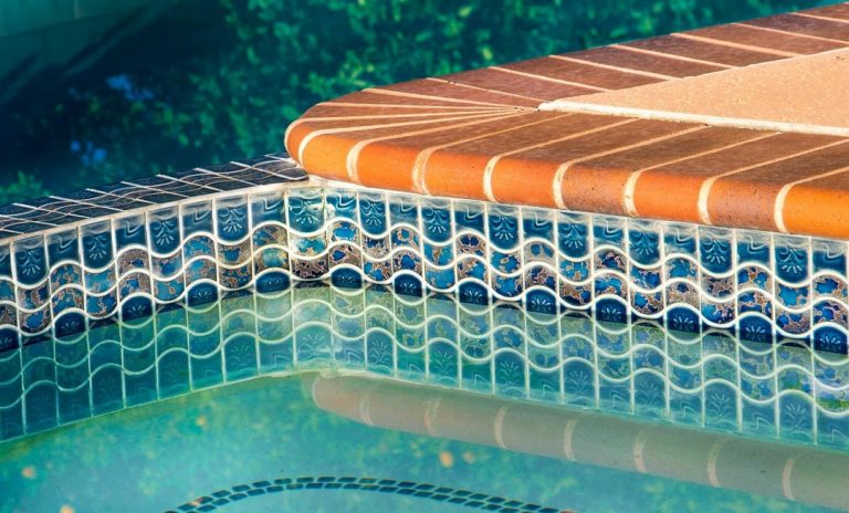 Le carrelage anti-dérapant pour sa piscine